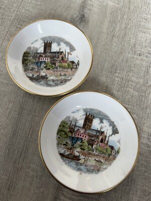 2 Royal Worcester Bone China Geschirr. Sehr guter Zustand 