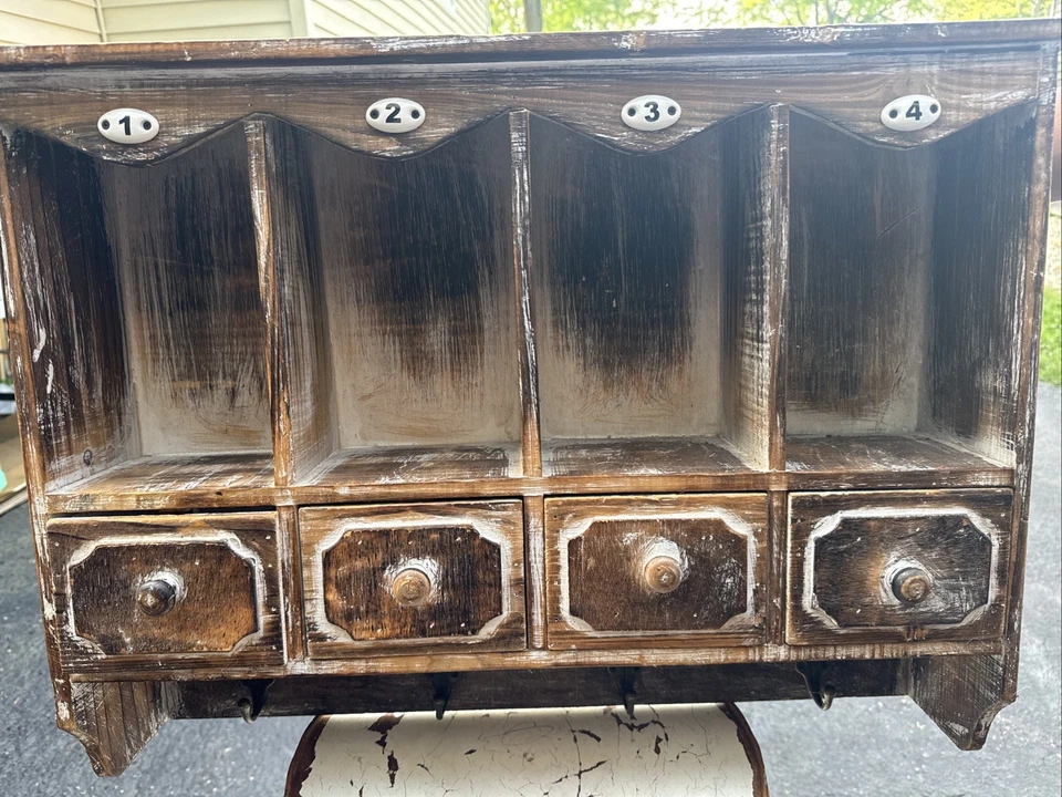 Mesa auxiliar vintage con cubículos colgantes de pared vintage Foto 3 de 3