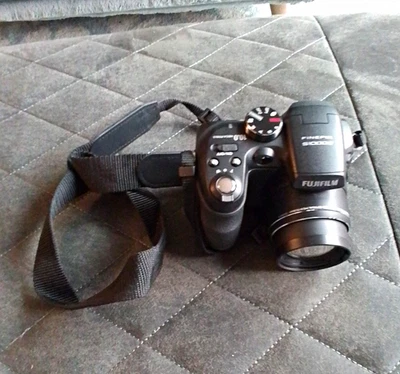 Fujifilm FinePix S1000 S Series 10MP 12x Zoom Bridge Camera Auto Focus Black