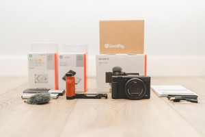 Sony Cyber-shot ZV-1, 20.1MP, 24-70mm f1.8-2.8 + SmallRig L-shape wooden grip