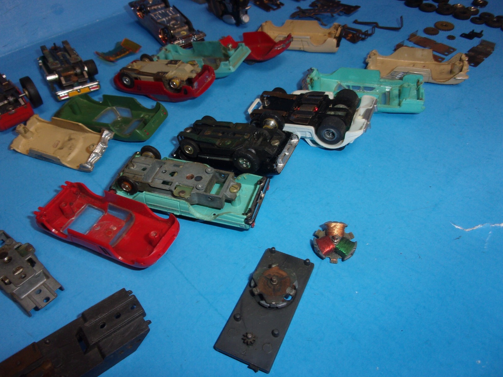 ! VINTAGE LOT OF HO SLOT CARS BODY,CHASSIS AND PARTS FOR REPAIR LOOK