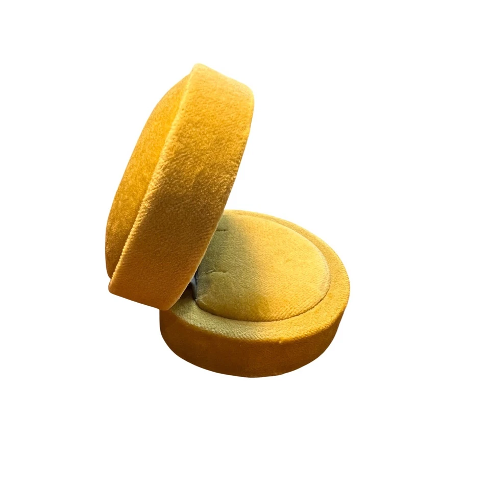 Auténtico estuche para pendientes de terciopelo amarillo Gucci Foto 4 de 4