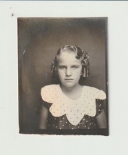 VINTAGE PHOTO BOOTH - SWEET YOUNG GIRL, RINGLET HAIR