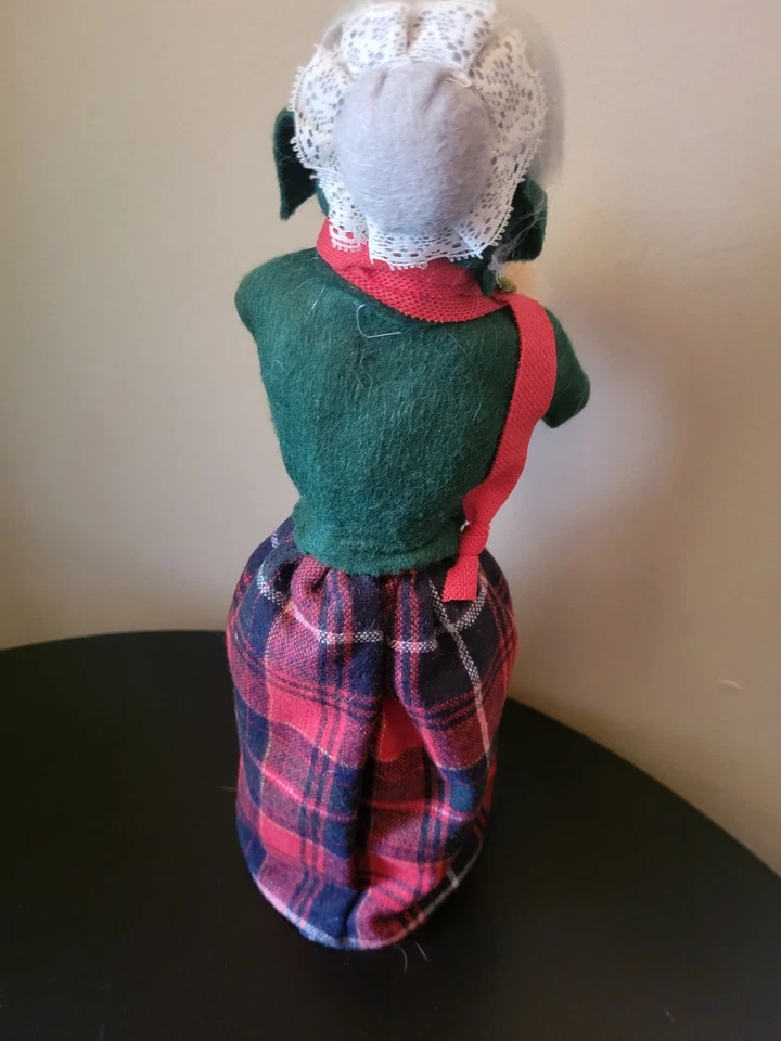 Estatuilla de abuela con manguito Byers Choice villancico de Navidad. Vintage 1983 Foto 4 de 4