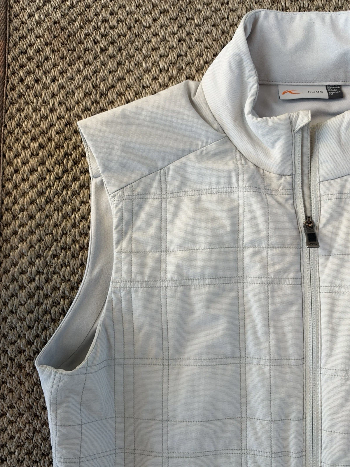 KJUS SFGC Rowan Insulated Vest Men’s Light Gray Full Zip Quilted Golf Size 50 - product detail image 3