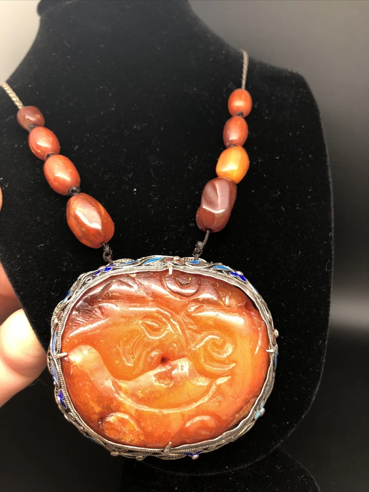 旧 18C 中国奶油糖果琥珀雕刻牌银珐琅吊坠项链 — 第 3/4 张图片