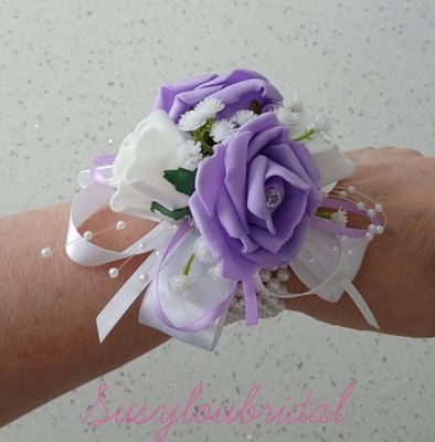 Flieder & weiße Perlen Handgelenk Corsage in Rosen und Gypsophilie, Hochzeit, Rennen, Abschlussball