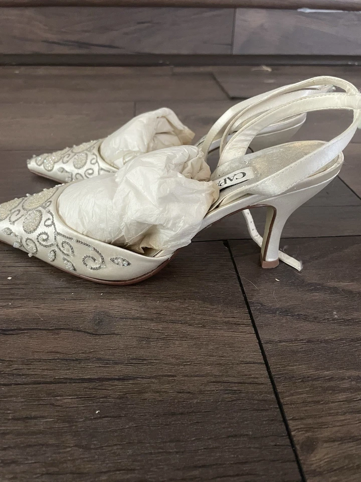 Caparros 象牙丝绸 Vain 水钻高跟鞋 尺寸 6.5W — 第 2/4 张图片
