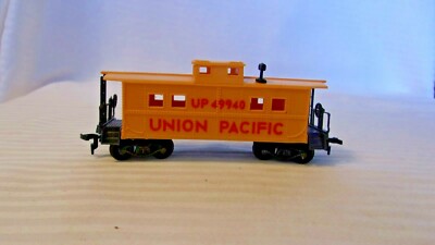 HO Scale Life-Like 33' Caboose, Union Pacific, Yellow, #49940