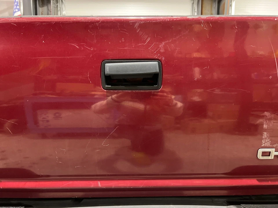 1994 - 2004 Chevy S10 Fleetside Dark Cherry Red Metallic-94U Tailgate Foto 3 de 4