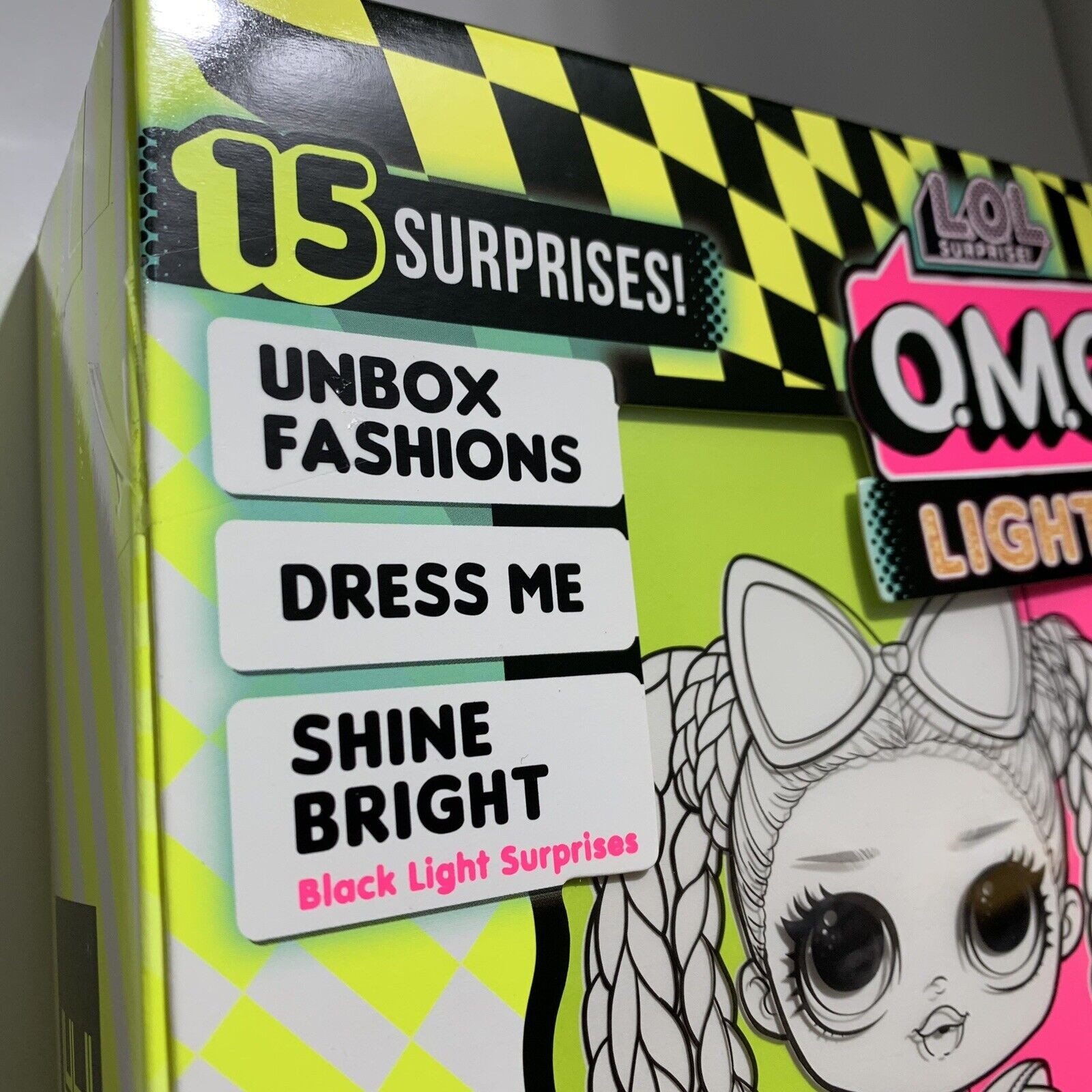 Детские куклы L.O.L. Surprise OMG Lights Dazzle Doll Playset Black Light 15 Surprises Fashion — фото 6