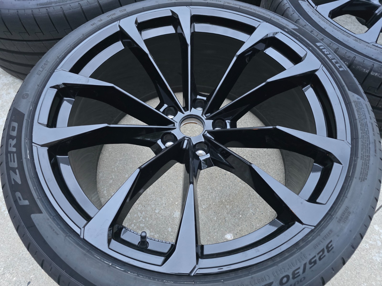 2025 23" Lamborghini URUS black OEM factory wheels