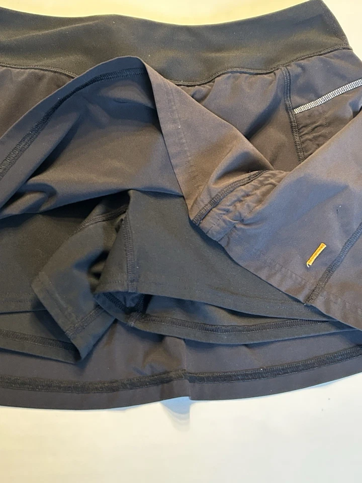 Falda corta Lucy Tech Endurance Run tenis/golf negra talla mediana Foto 4 de 4