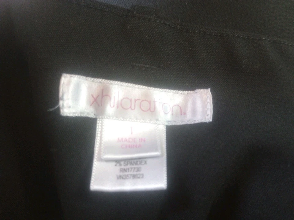 Pantalones cortos de vestir bermudas negras Xhilaration para mujer con puños tiro medio talla 1 para junior Foto 3 de 4