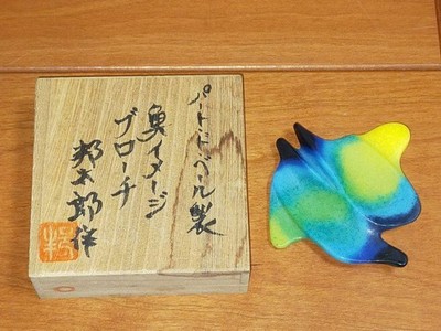 Unbenutzte Uchida Kunitaro Pate de Verre Brosche mit Original Box Japanische ...
