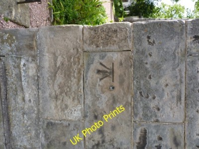 Foto 6x4 OS Benchmark & Bolzen - Upper Largo, Pfarrkirche Kirkton von Lar c2015