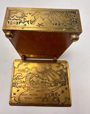Ravissante boîte en laiton et bois à décor gravé richement décorée