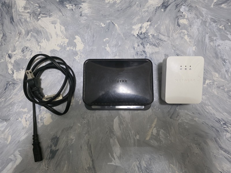 Powerline AV Adapter with Ethernet Switch XAV1004 And Powerline Adapter XAV 2001