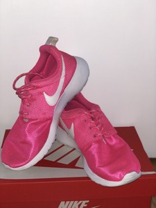 nike roshe run neon pink