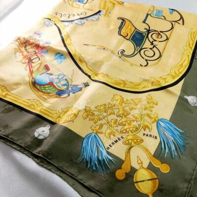HREMES エルメス カレ 90 スカーフ PLUMES ET GRELOTS HERMES エルメス カレ90 Plumes et Grelots 羽飾りと鈴 ネイビー