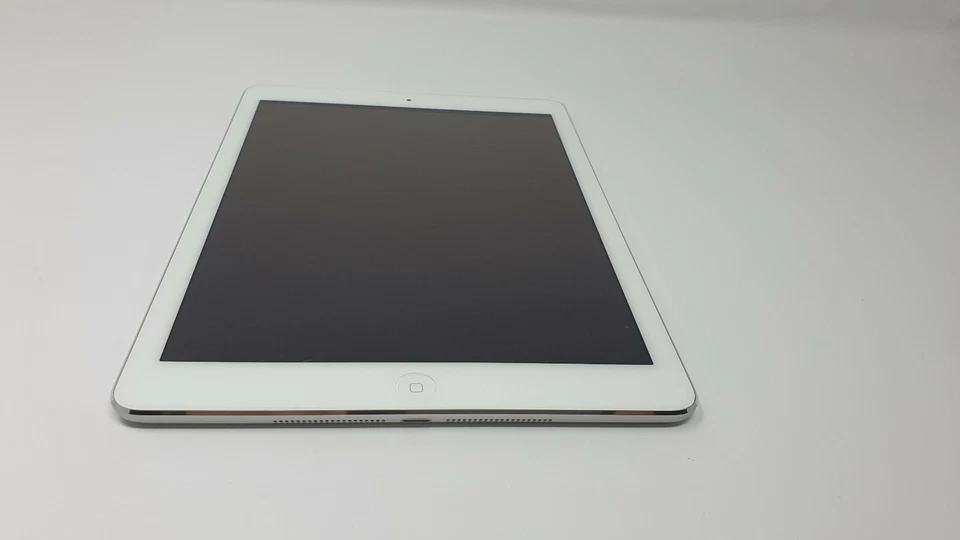 LIMITED OFFER PRICED GRADE A Apple iPad Air 128 GB, Wi-Fi + 9.7in - Silver - Image 3 of 4