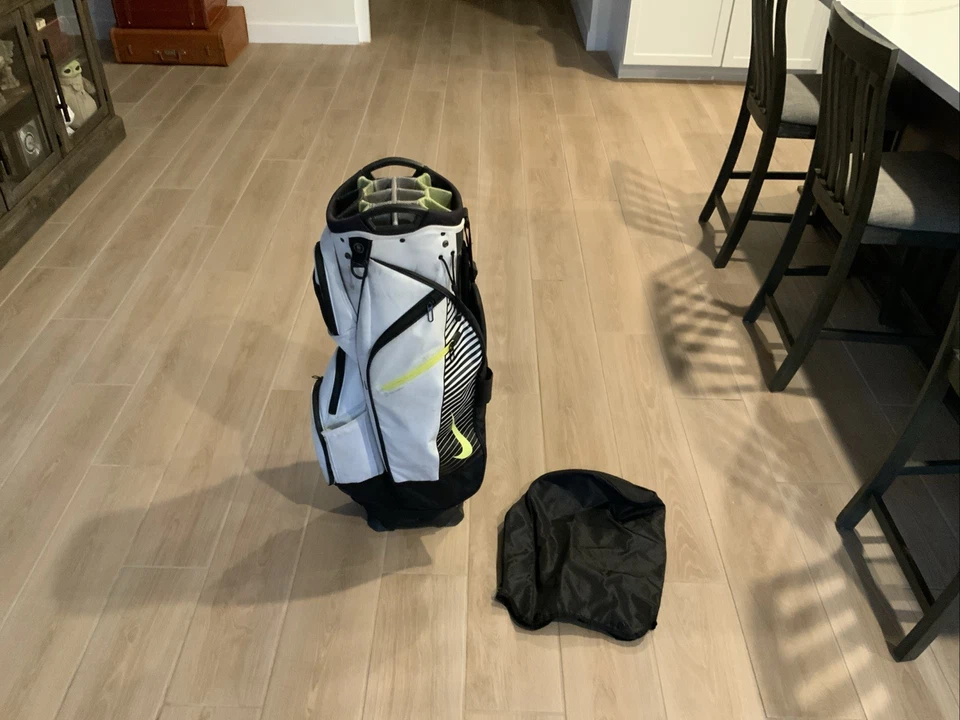 Bolsa de carrito de golf Nike 14 vías blanca y negra con correa suave para el hombro y cubierta para lluvia Foto 2 de 4