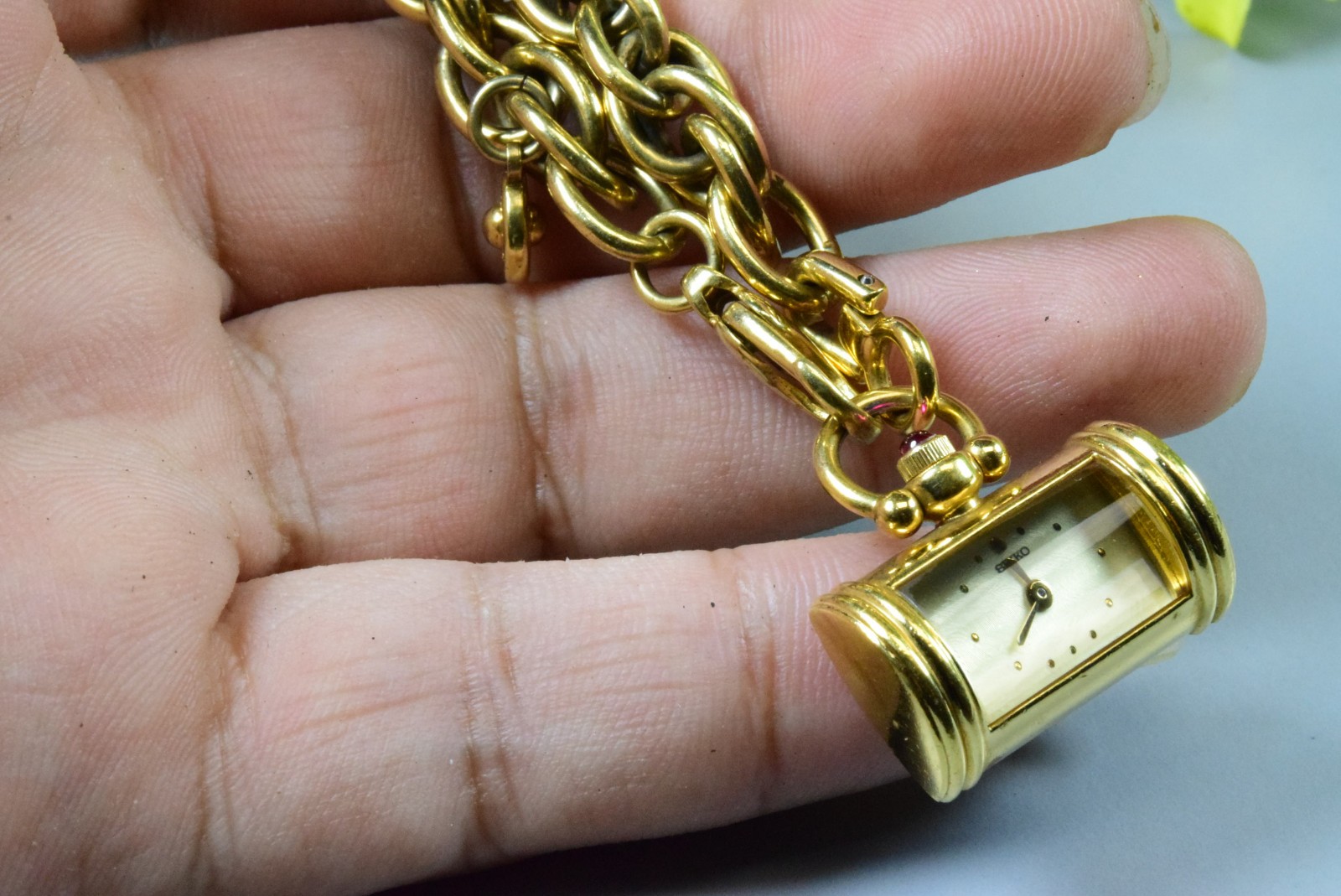 JDM Japan Rare Yellow Vintage Seiko Watch Quartz 2E20 6730 Chain Hand Dial Lady - vintagewatches.pk