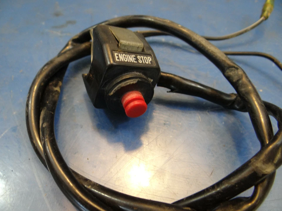 2004_KAWASAKI_KX85_04_KX-85_APAGADO DEL MOTOR_BOTÓN INTERRUPTOR DE APAGADO Foto 2 de 4