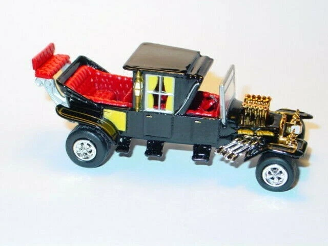 MUNSTERS KOACH & DRAGULA CAR SET COLLECTIBLE TV FAMILY & COFFIN CARS -Gold/Black - Image 4 of 4