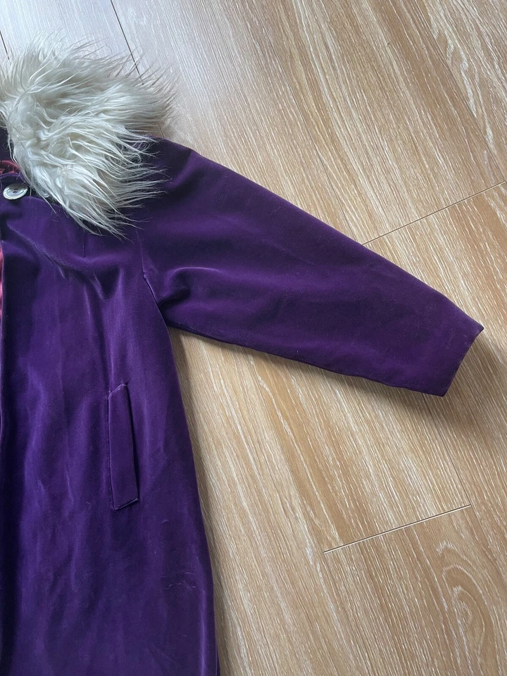 Abrigo vintage de terciopelo morado años 70 con ribete de piel sintética de oso polar.  Foto 3 de 4