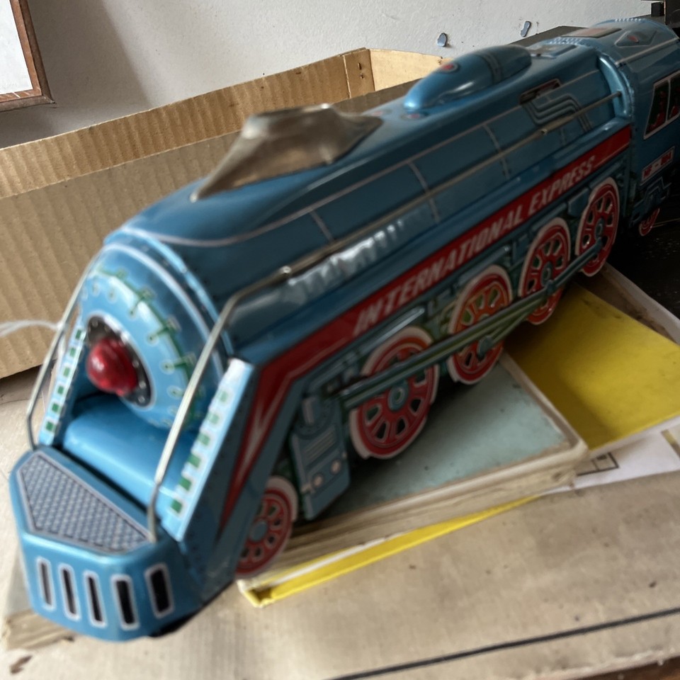 Ancienne locomotive à friction en tôle, International Express MF-804