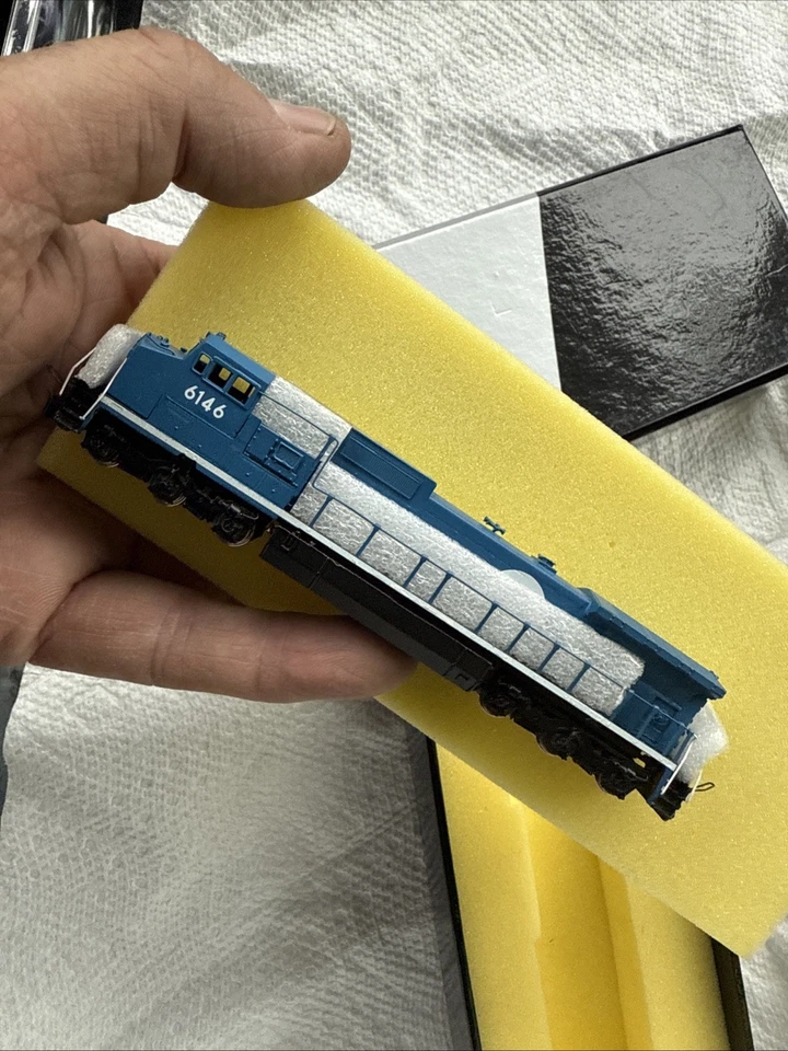 Hallmark N scale GE Dash 8-40 CW Conrail Minty Great Quality - Image 3 of 4