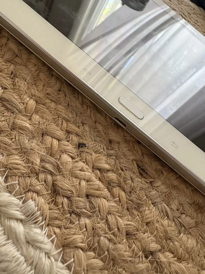 Tablet Samsung Galaxy Tab (Blanca) - 10,1” para piezas o reparación - No enciende Foto 2 de 4