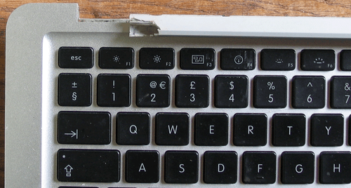 Apple MacBook Air 13" Core 2 Duo 1.6GHz base +left hinge noHD A1237 spare/repair - Picture 3 of 11