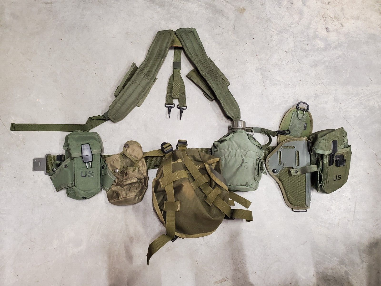 US Military Web Belt/Suspenders DLA100-87-F Sz M with Canteen, holster, Pouches