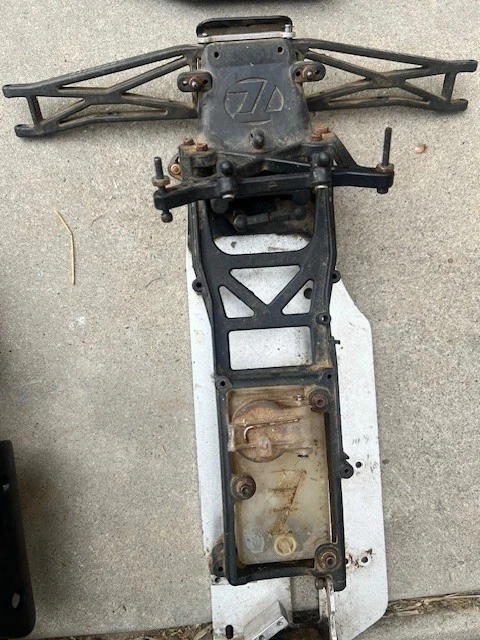 huge vintage rc cars and truck lot parts or rebuild nitro and electric - Image 3 of 4