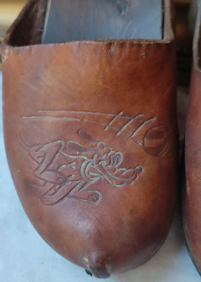 ANCIENNE PAIRE DE SABOTS ENFANT CUIR ET BOIS MOTIF CHIEN PLUTÔT DISNEY - Photo 3/4