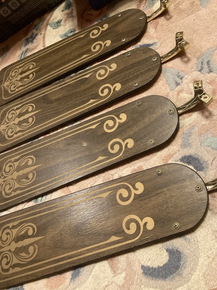 RARO JUEGO DE ASPAS DE VENTILADOR DE TECHO CON PLANTILLA VINTAGE CON DISEÑO ORNAMENTADO Foto 2 de 4