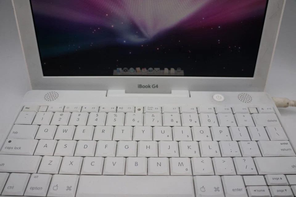 Macintosh iBook G4 1.33 GHz 12.1" LCD screen Mac OS 10.5.8 Model A1133- 1GB - Image 3 of 4