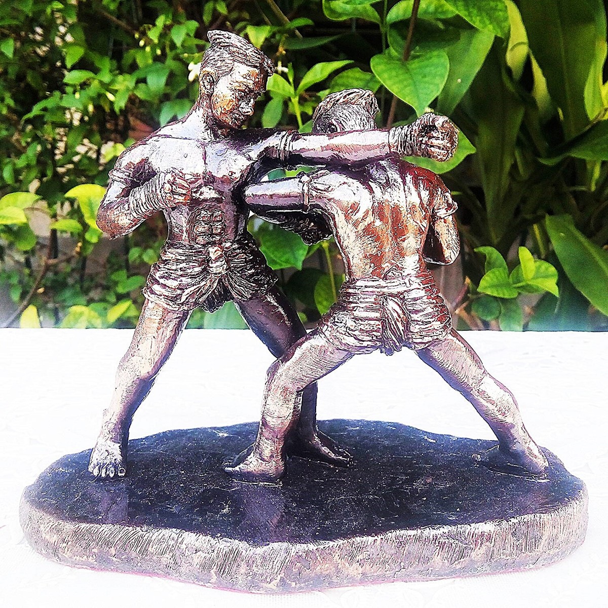 Trophée en résine Boxe pieds poings H.24cm