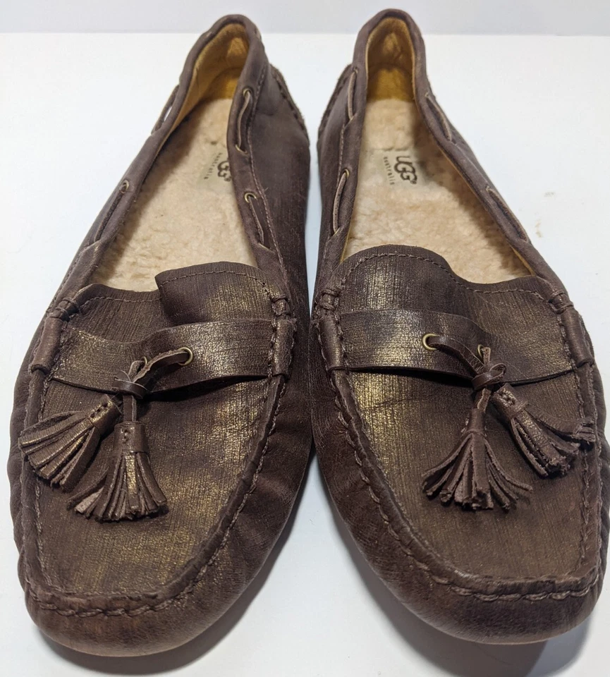 Sapatos de condução UGG marrom com bronze escovado com forro shearling - Imagem 2 de 4