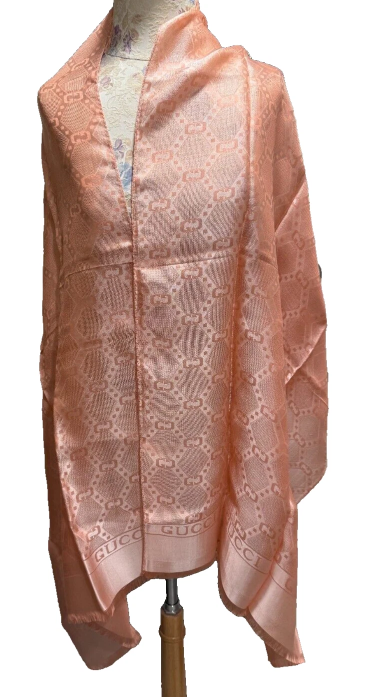 Foulard châle rectangulaire en soie ou acétate rose saumon look créateur
