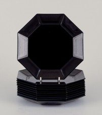 Arcoroc, France. Lot de neuf assiettes octogonales en verre noir.
