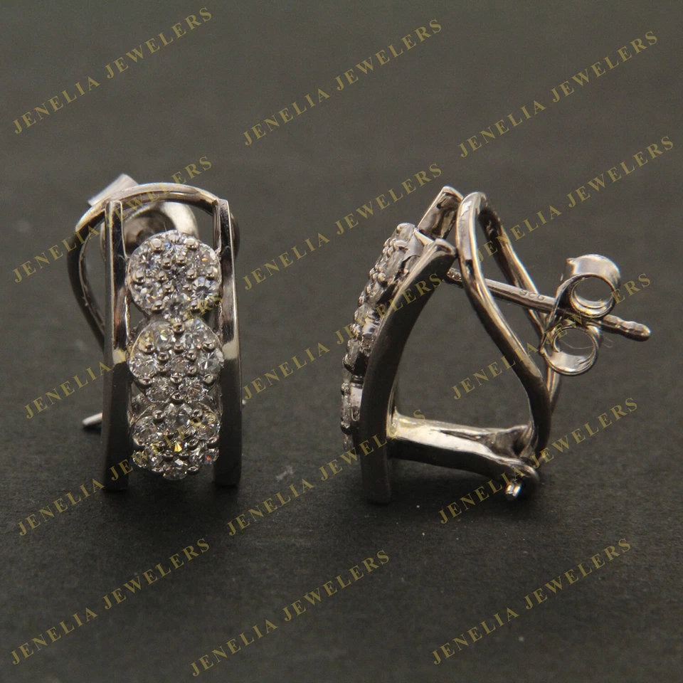 Pendientes de aro Huggie de plata de ley 925 con racimo de circonitas cúbicas de corte redondo de 1,0 quilates Foto 4 de 4