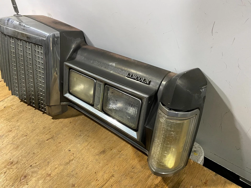 Parrilla del panel de cabecera delantero Lincoln Town Car 1985 a 1989 M5089 C Foto 2 de 4