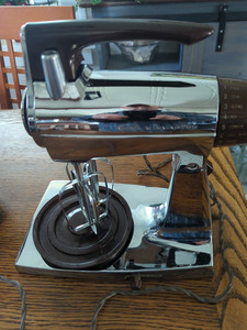Vintage Sunbeam Mixmaster 12 Speed Chrome Standing/ Hand Mixer 6Beaters, 2 Bowls