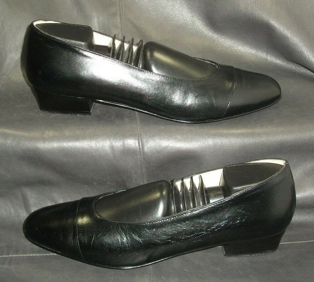 Andrea Fabiani black smooth leather closed cap toe pump Women s