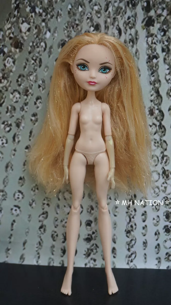 Apple White Thronecoming Doll