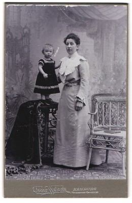 Photograph Oscar Weicht, Hamburg, Child standing on console next to his mother 