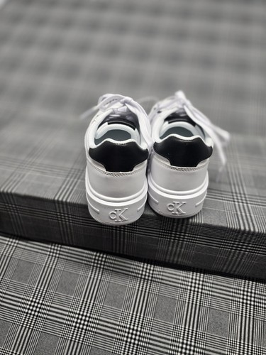 Women's Calvin Klien White/Black Sneakers Size 7 Brand New With Tags - Picture 3 of 5